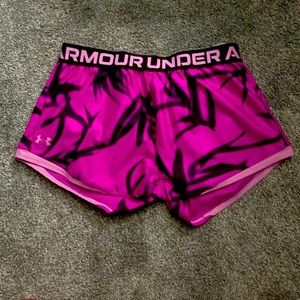 Pink under Armour shorts size XL IN KIDS